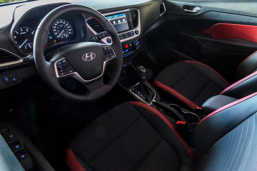 Интерьер Hyundai Accent 5-Door (YC) 2017 года  (CA) (фото 4 из 11)